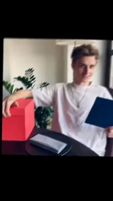 САМОЕ ТОПОВОЕ ВИДЕО ОТ ВЛАД БУМАГА 😍😍 #Shorts #A4 #а4 #челлендж #Кобяков #глент #А4 #влада4 смотреть онлайн