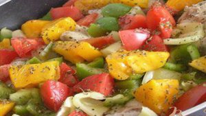 Курица, тушенная с овощами