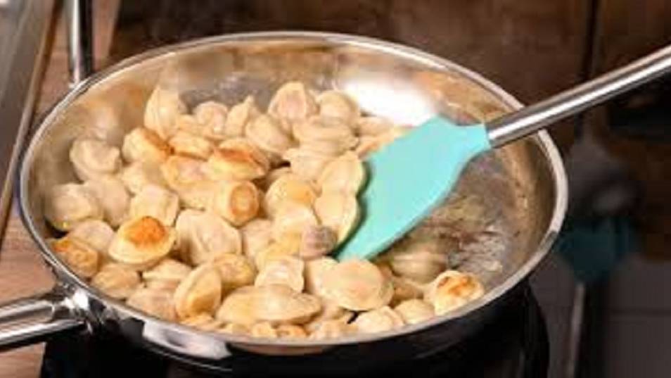 ПЕЛЬМЕНИ на Сковороде ! ПОТРЯСАЮЩЕЕ Горячее Блюдо ! смотреть онлайн