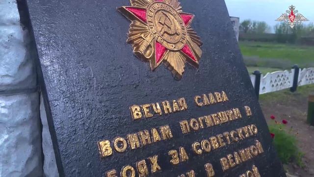 Работа по облагораживанию памятника, посвященного советским воинам