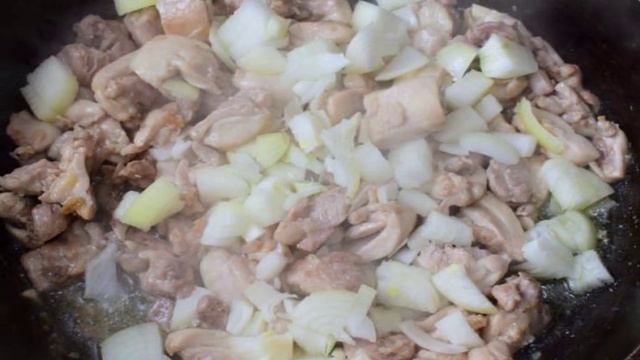 Курица с шампиньонами на сковороде