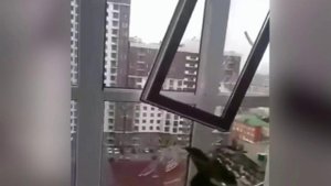 Появились кадры удара ВСУ по жилому комплексу в Новороссийске