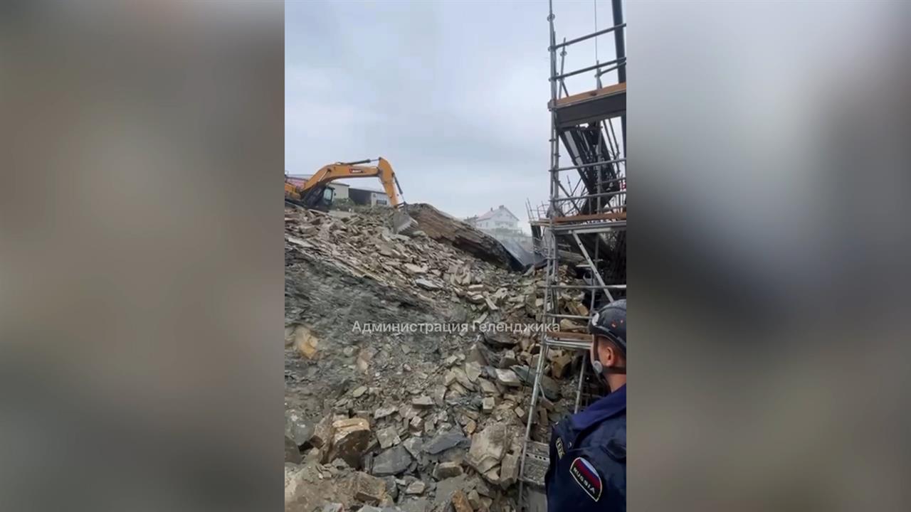 Три человека остались под завалами после схода грунта на стройке в Геленджике