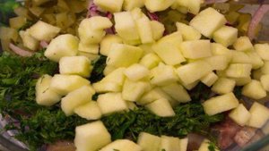Салат с селедкой и яблоком