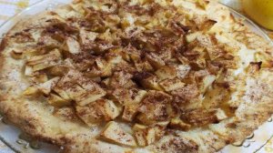 Открытый пирог с яблоками и корицей