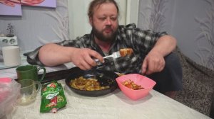 Поужинал салом с луком и за работу в огород и в домик ПОДВАЛ ИЛЬИЧА вкусно кушаю и читаю комментарии