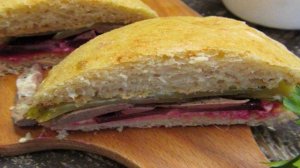 Бутерброд с куриной печенью и маринованной свеклой