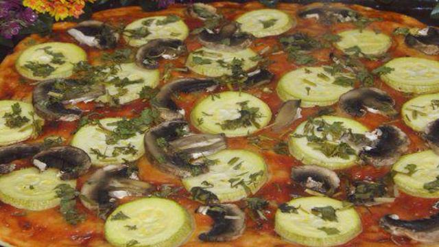 Постная пицца с кабачками и грибами
