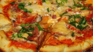 Пышная пицца с колбасой, грибами и сыром