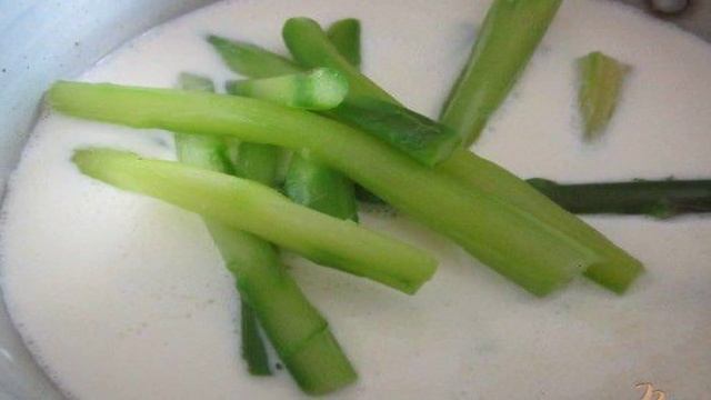 Панна котта из зеленой спаржи и чипсами из бекона