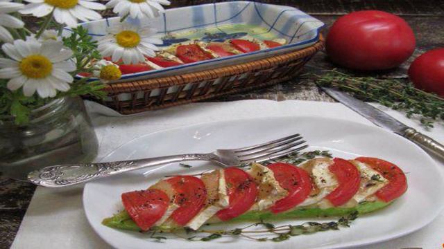 Запеченные языки кабачка с помидором и сыром