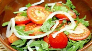 Быстрый салат с помидорами черри, рукколой и маринованным луком