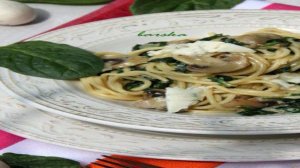 Спагетти в сливочном соусе с шампиньонами, шпинатом и горгонзолой