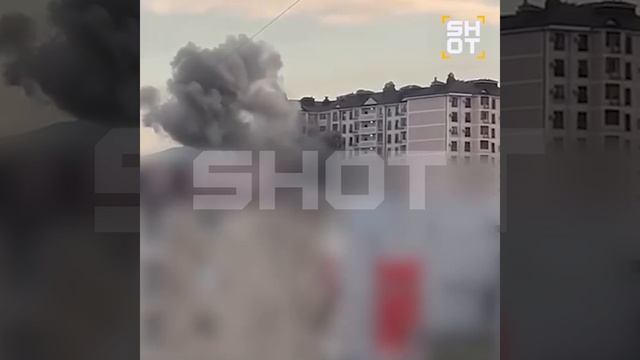 Момент атаки украинского БПЛА по ЖК «Кристалл» в Новороссийске. Всего во время налёта дронов пост...