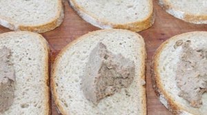 Горячие бутерброды с паштетом, копченой колбасой и огурцом