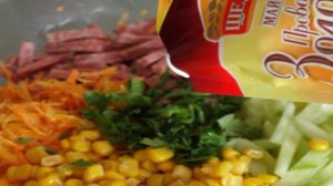 Салат с копчёной колбасой и сырой морковью