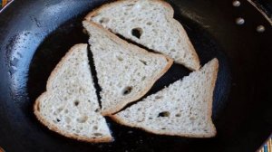 Кростини с творогом клубникой и рукколой