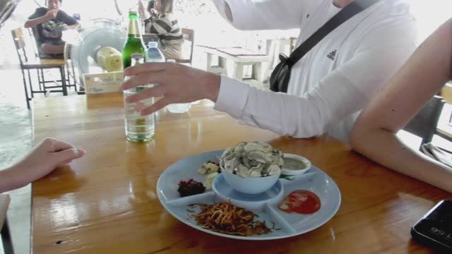 Пробуем тайские устрицы, мангры. Подчинение.