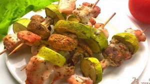 Куриные шашлычки с грибами и кабачками
