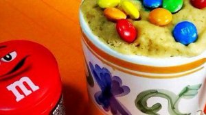 Торт в кружке с m&m