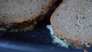 Горячий бутерброд с сыром на сковороде