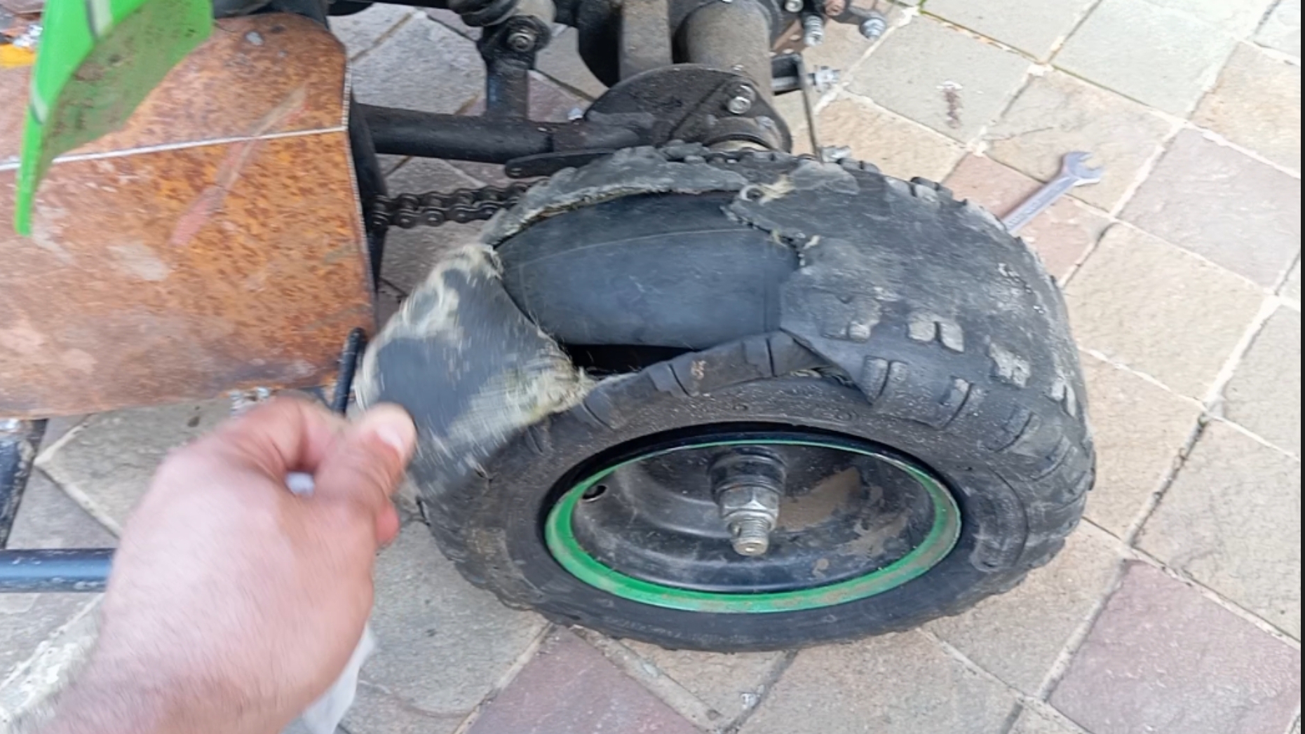 Взорвалась покрышка на квадромотоблоке. смотреть онлайн