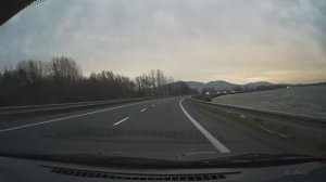 Дорога посредине озера, Чехия. Приграничье с Австрией. Vodní Nádrž Nové Mlýny-horní.