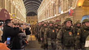 Бойцов СВО встретили аплодисментами на репетиции парада Победы в Москве