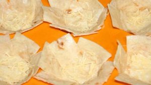 Овощной салат с креветками в тарталетках из лаваша