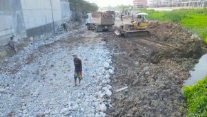 Строительство, засыпка дороги, люди бьются за металл, продолжение обзора