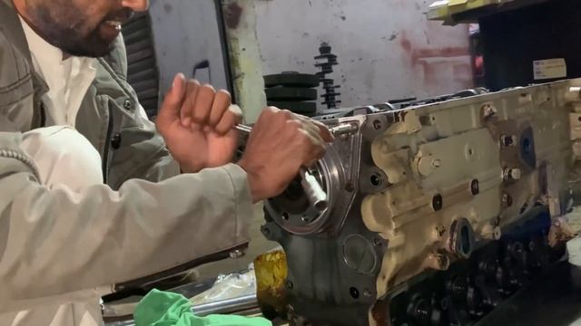 Капитальный ремонт двигателя гусеничной бурильной машины.