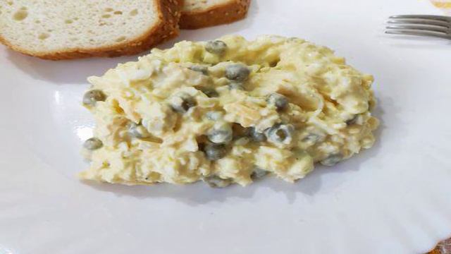 Яичный салат с сыром и горошком