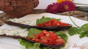 Запечённые баклажаны с томатной сальсой и сметанным соусом