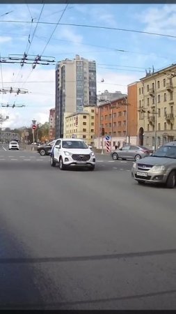 Один на желтый, второй на развороте..
