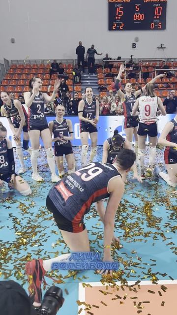 ЛОКОМОТИВ ПРАЗДНУЕТ ПОБЕДУ В КУБКЕ РОССИИ #shorts #лицаволейбола #волейбол #volleyball #sport #кубок