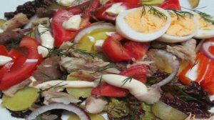 Овощной салат с копченой рыбой