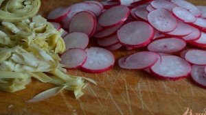 Салат с зеленым горошком, редисом и артишоками