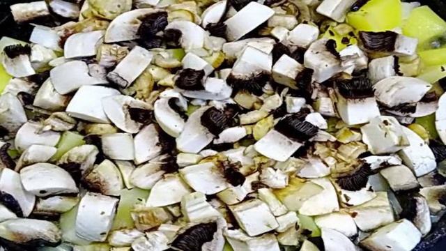 Картофель тушеный с грибами и со сметаной