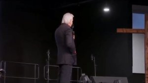 Сдаваться..Бенни Хинн...