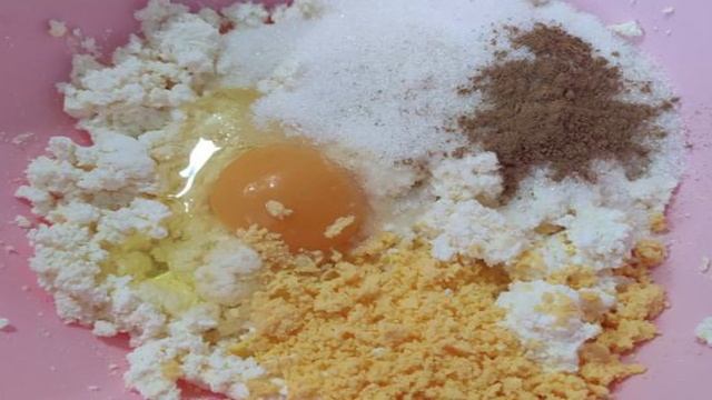 Сырники со сливочным маслом и варёным желтком
