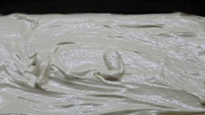 Бисквитное пирожное с вишнями и сгущенным молоком