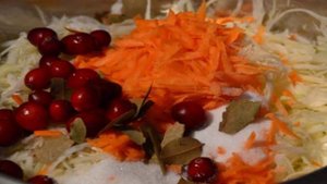 Квашеная капуста с яблоками и клюквой