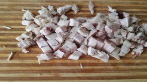 Оливье с куриными бедрами и малосольными огурцами