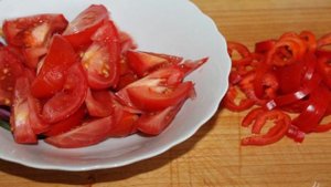 Спагетти с помидорами, перцем и свиной грудинкой