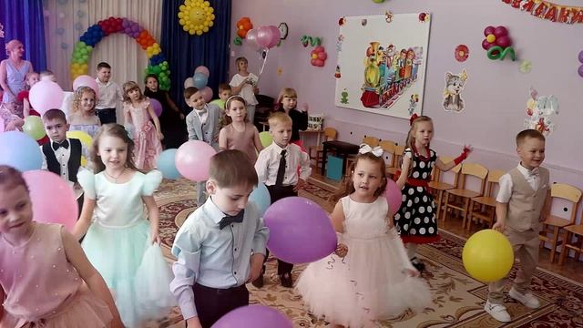 Вход на выпускной праздник в детском саду.