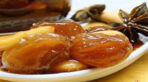 Варенье из винограда с пряностями и миндалём, томлённое в духовке.