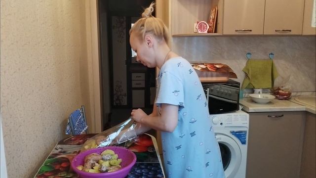 Готовлю ужин 😊 Курочка с картошечкой, с горчицей и базиликом в духовке 😋 Пальчики оближешь!