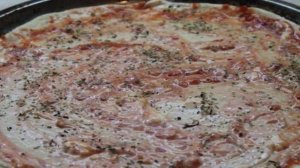 Пицца с вареной колбасой, грибами и помидорами