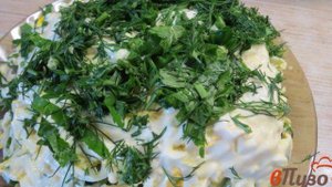 Зеленый салат с селедкой