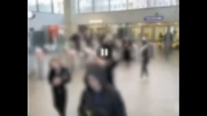 Молодые люди массово перепрыгивают через турникеты в метро